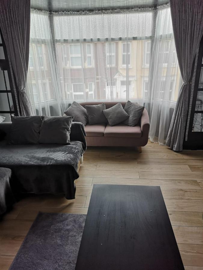 A Home Away From Home Now With Netflix And Ps4 Blackpool Dış mekan fotoğraf